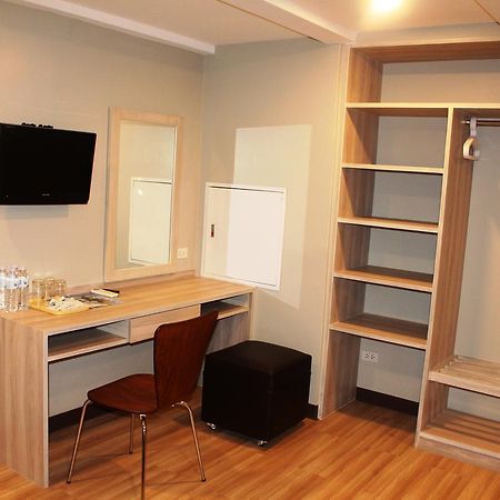 Ywca Hotel Бангкок Экстерьер фото